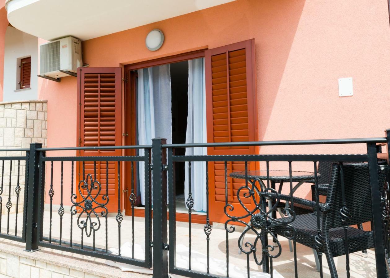 Apartments Alma Crveni Vrh Exterior photo